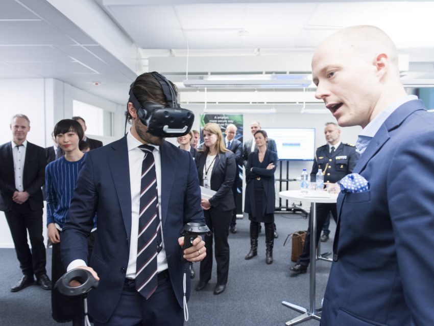 Prince Carl Philip had the chance to experience virtual reality, a demo led by Jakob Johansson, CEO Gleechi. Photo: Jonas Bilberg