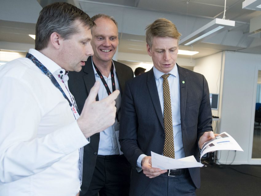 Tobias Forngren, left, explaining the Freelway concept to Per Bolund, Minister for Financial Markets and Consumer Affairs. In the middle, Peter Löfgren, CEO SynerLeap.